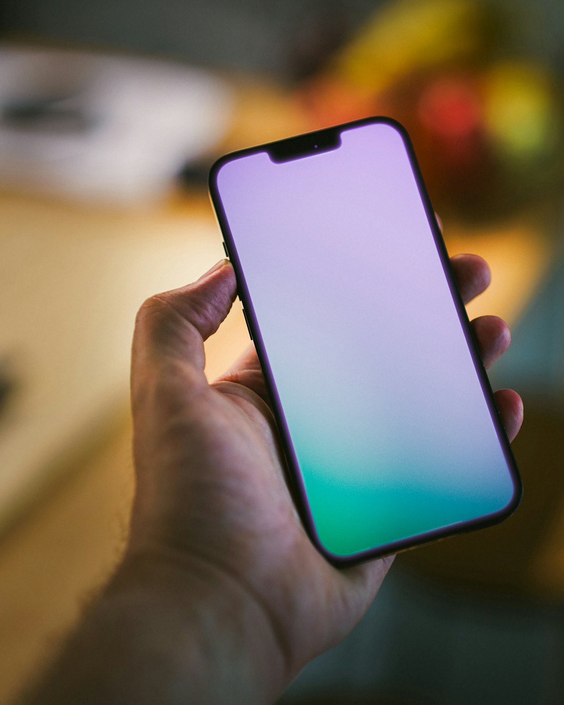 Pessoa controlando a casa pelo aplicativo no smartphone